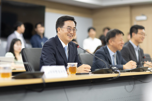 23일 오전 경기도청 서희홀에서 열린 전남도지사 1일 명예도지사 위촉식에서 김동연 경기도지사 인사말을 하고 있다.