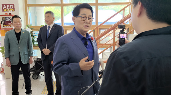 더불어민주당 박지원 국회의원이 지난 5일, 진도군 실내체육관에서 개최된 ‘제2회 글로벌 근로자 통일 한마음 올림픽’에 참석해 [MBC 통일전망대]와 인터뷰를 하는 모습.